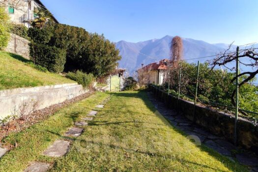 Casa di lago con ampio giardino a Carate Urio