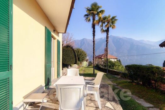 Casa di lago con ampio giardino a Carate Urio