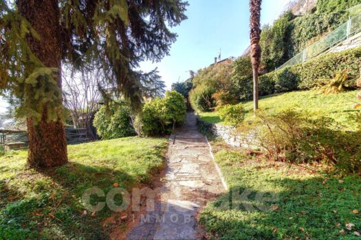 Casa di lago con ampio giardino a Carate Urio