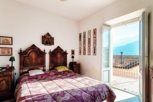 Casa di lago con ampio giardino a Carate Urio