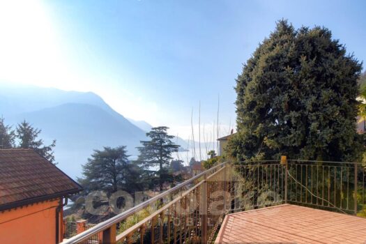 Casa di lago con ampio giardino a Carate Urio