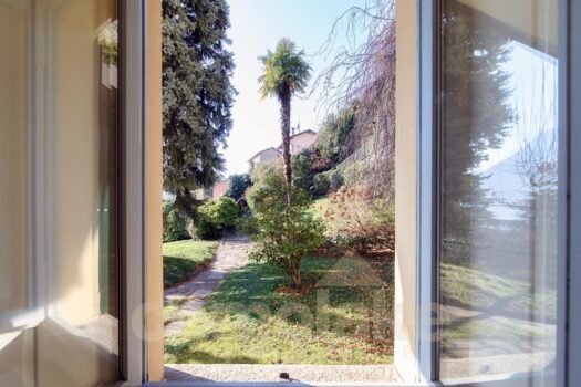 Casa di lago con ampio giardino a Carate Urio