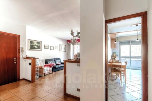 Appartamento con balcone panoramico vicino al confine svizzero