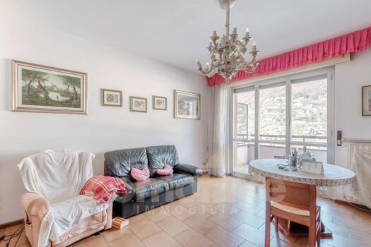 Appartamento con balcone panoramico vicino al confine svizzero