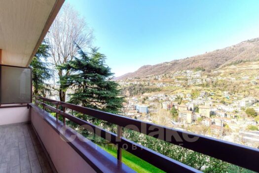 Appartamento con balcone panoramico vicino al confine svizzero