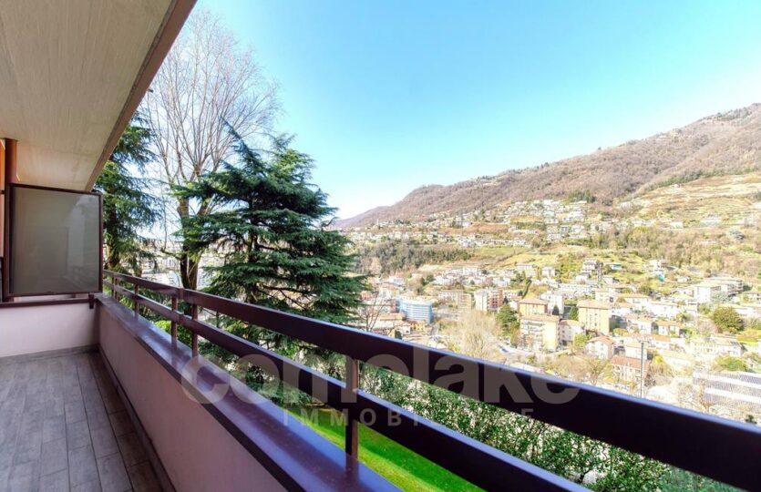 Appartamento con balcone panoramico vicino al confine svizzero