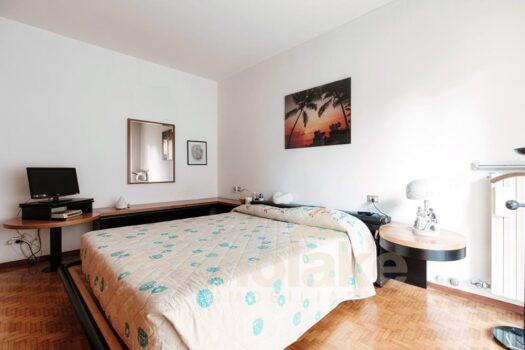 Appartamento con balcone panoramico vicino al confine svizzero