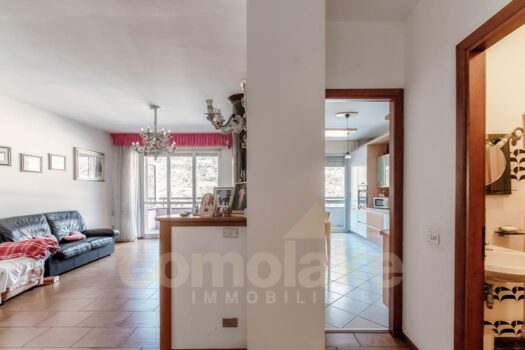 Appartamento con balcone panoramico vicino al confine svizzero