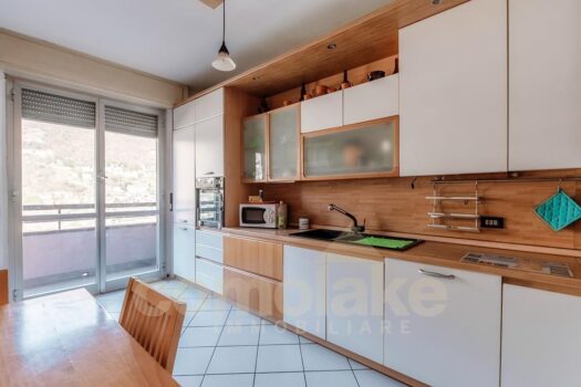 Appartamento con balcone panoramico vicino al confine svizzero
