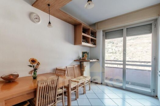 Appartamento con balcone panoramico vicino al confine svizzero