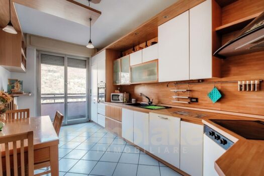 Appartamento con balcone panoramico vicino al confine svizzero