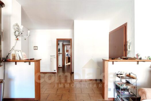 Appartamento con balcone panoramico vicino al confine svizzero