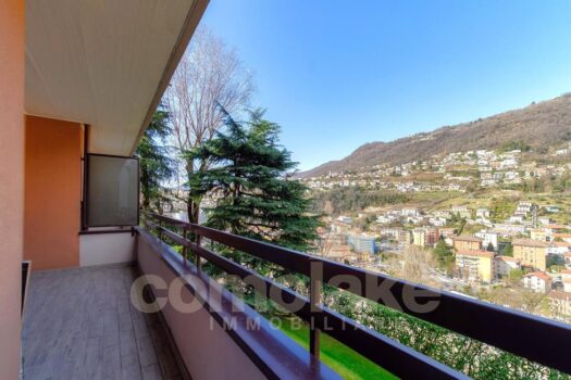 Appartamento con balcone panoramico vicino al confine svizzero