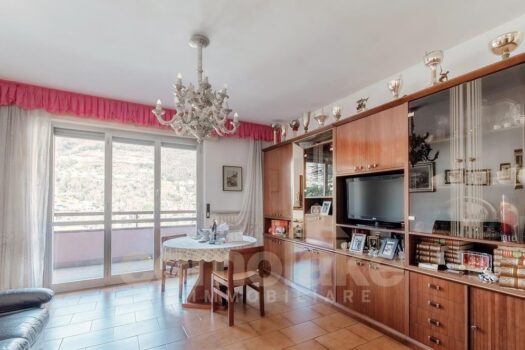 Appartamento con balcone panoramico vicino al confine svizzero
