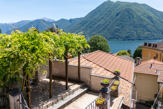 Casa con grande terrazzo ad Argegno