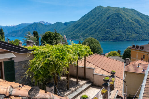 Casa con grande terrazzo ad Argegno