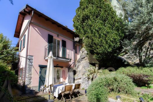 Villino indipendente con giardino e piccola dependance a Cernobbio
