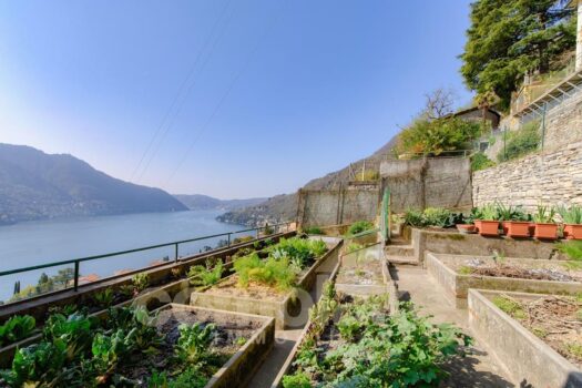 Casa di lago con giardino a Moltrasio