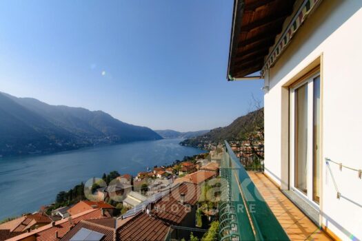 Casa di lago con giardino a Moltrasio