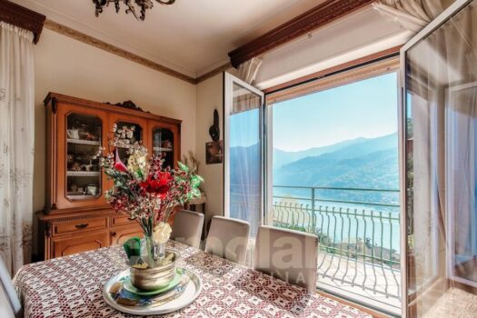Casa di lago con giardino a Moltrasio