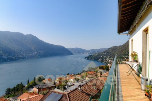 Casa di lago con giardino a Moltrasio