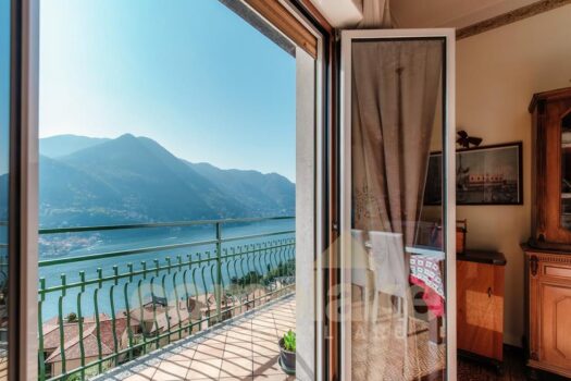 Casa di lago con giardino a Moltrasio