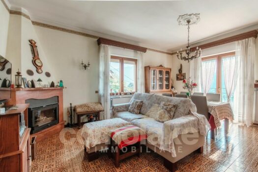 Casa di lago con giardino a Moltrasio