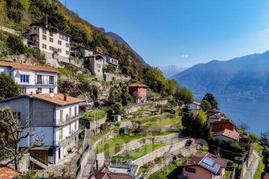 Casa di lago con giardino a Moltrasio