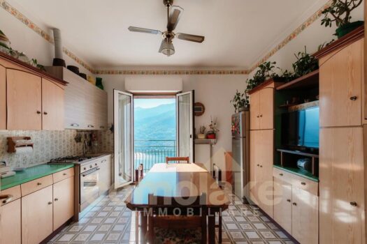 Casa di lago con giardino a Moltrasio