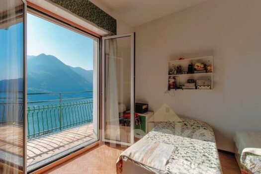 Casa di lago con giardino a Moltrasio