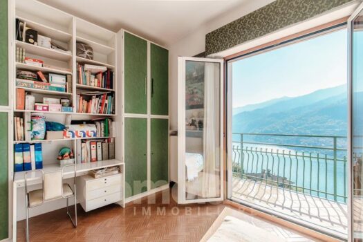 Casa di lago con giardino a Moltrasio
