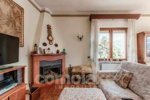 Casa di lago con giardino a Moltrasio