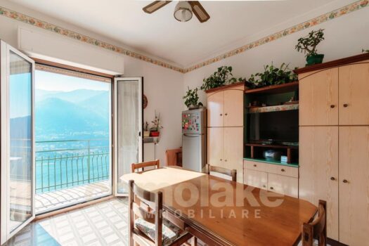 Casa di lago con giardino a Moltrasio