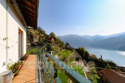 Casa di lago con giardino a Moltrasio