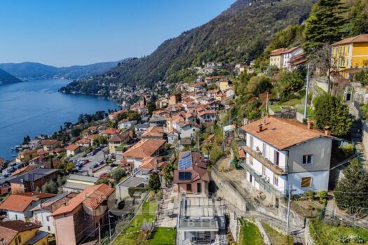 Casa di lago con giardino a Moltrasio