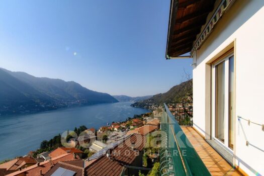 Casa di lago con giardino a Moltrasio