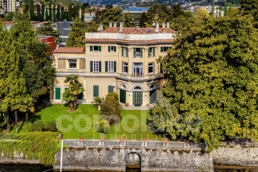 Attico in villa d’epoca a lago