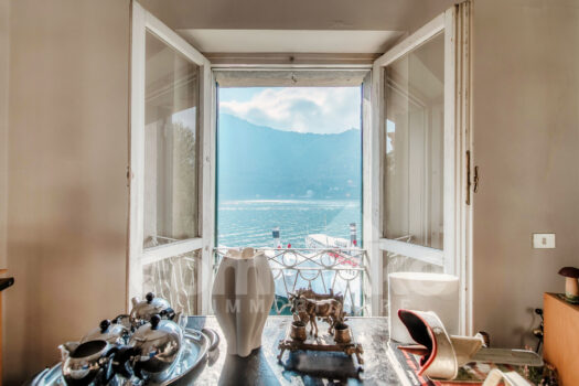 Attico in villa d’epoca a lago