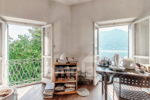 Attico in villa d’epoca a lago