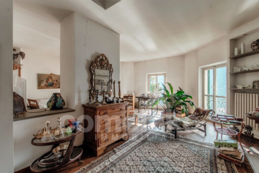 Attico in villa d’epoca a lago