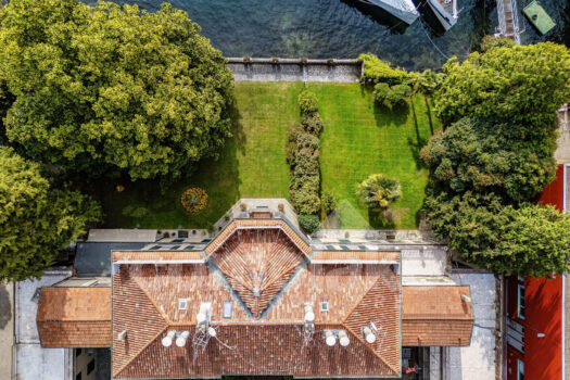 Attico in villa d’epoca a lago