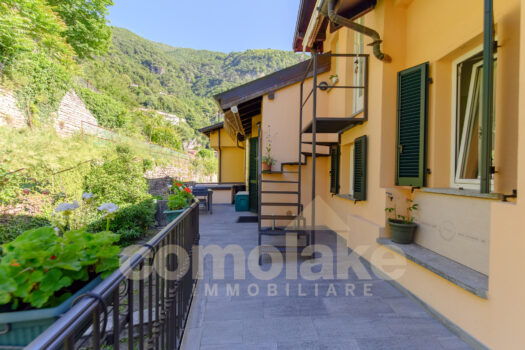 Casa con giardino e magnifica vista lago