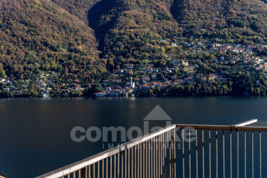 Casa di lago con ampio terrazzo