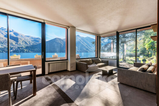 Villa moderna a lago con ampio giardino