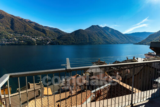 Casa di lago con ampio terrazzo