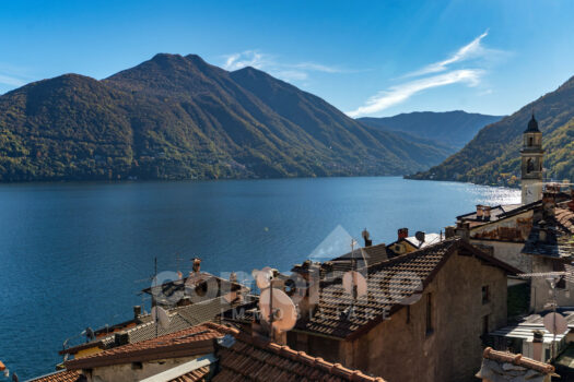 Casa di lago con ampio terrazzo