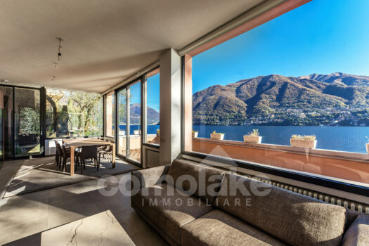 Villa moderna a lago con ampio giardino