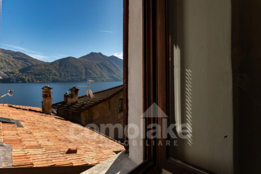 Casa di lago con ampio terrazzo