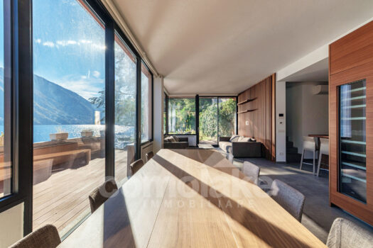 Villa moderna a lago con ampio giardino