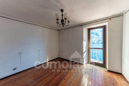 Casa di lago con ampio terrazzo